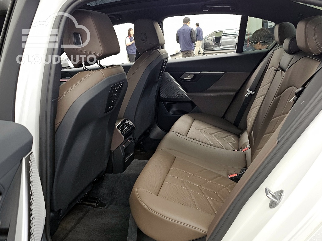 2025 BMW 5 Series 520i M Sports - Image 26