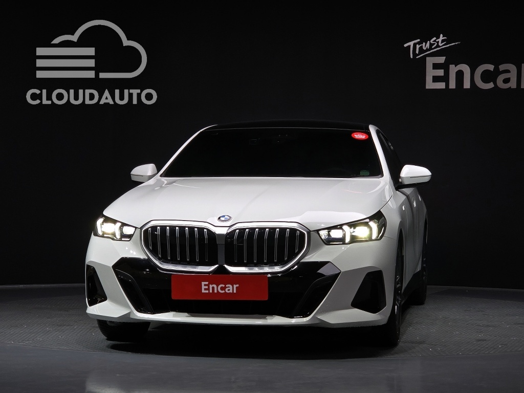 2025 BMW 5 Series 520i M Sports - Image 3