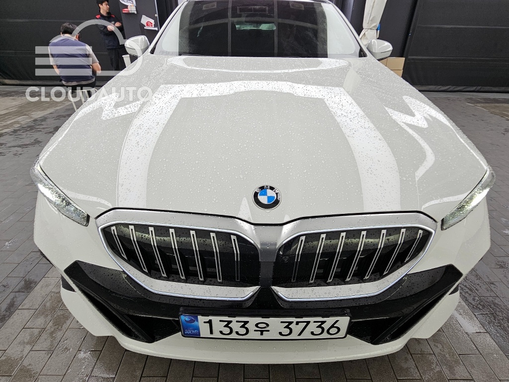 2025 BMW 5 Series 520i M Sports - Image 31