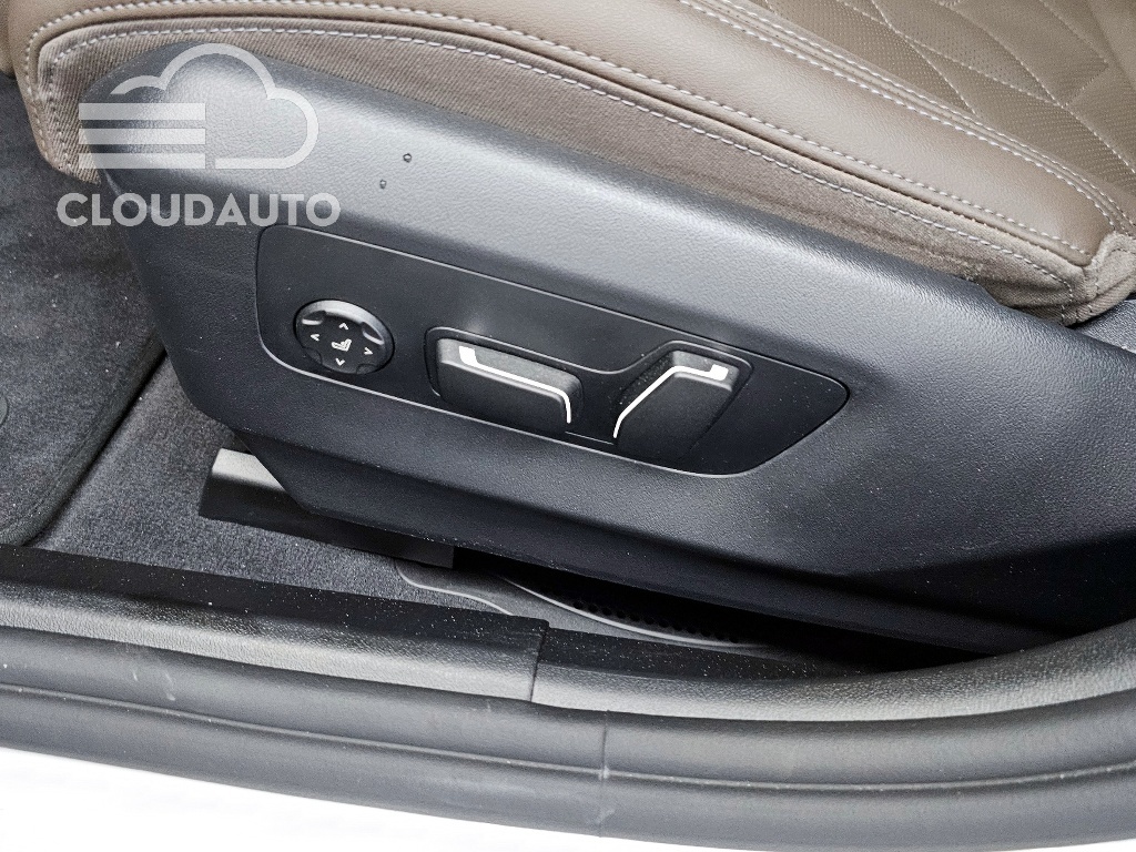 2025 BMW 5 Series 520i M Sports - Image 32