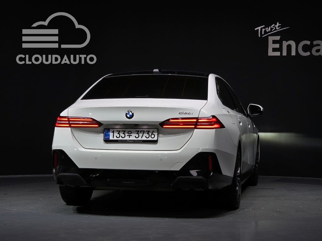 2025 BMW 5 Series 520i M Sports - Image 4