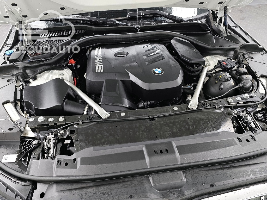 2025 BMW 5 Series 520i M Sports - Image 6