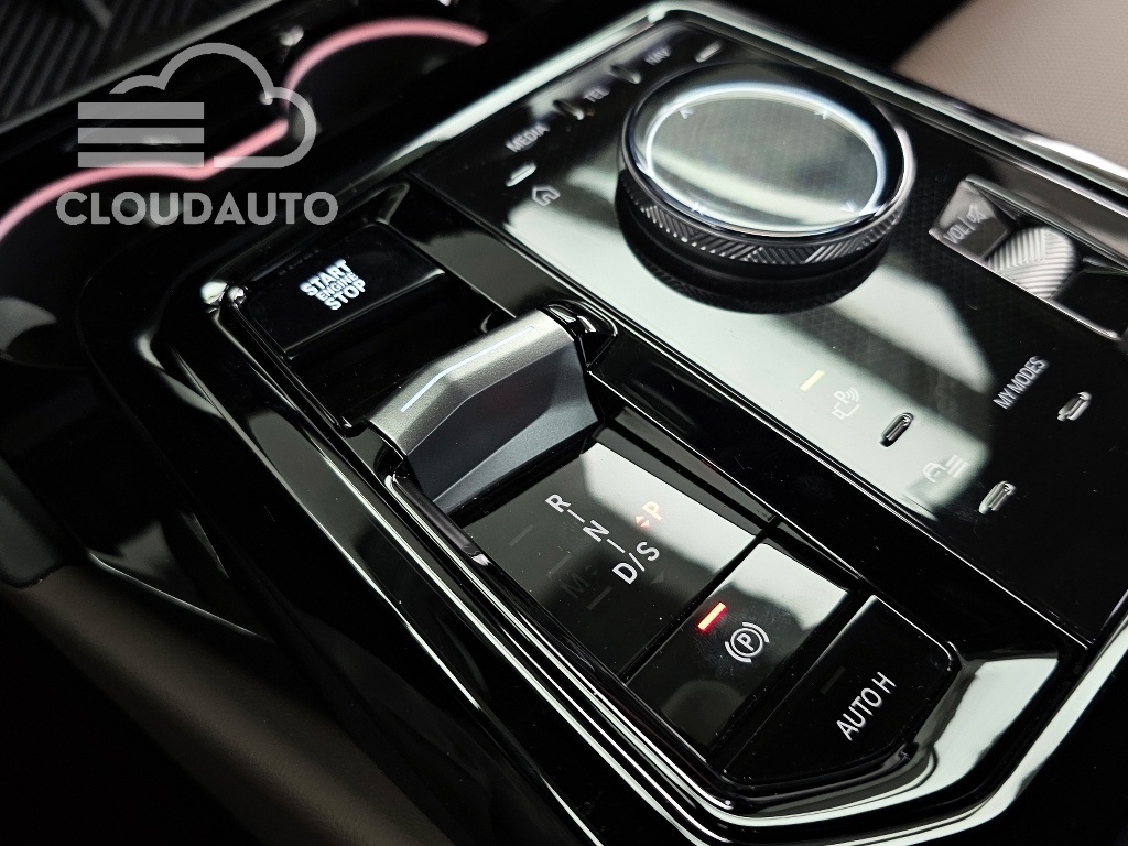 2025 BMW 5 Series 520i M Sports - Image 9