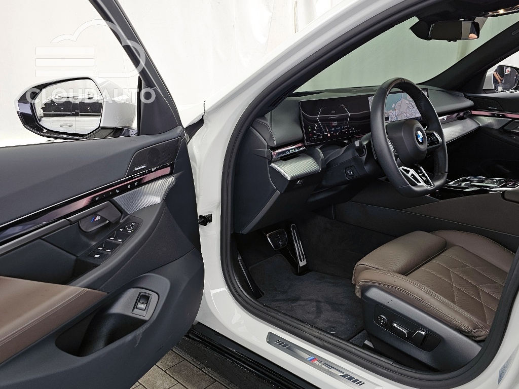 2025 BMW 5 Series 520i M Sports - Image 10