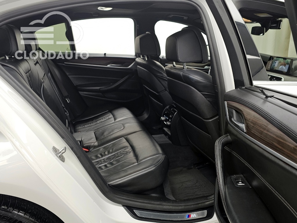 2017 BMW 5 Series 530i xDrive M Sports Plus - Image 12