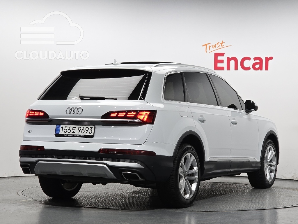 2025 Audi Q7 55 TFSI - Image 2