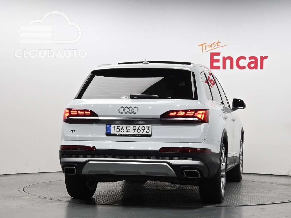 2025 Audi Q7 55 TFSI - Image 4