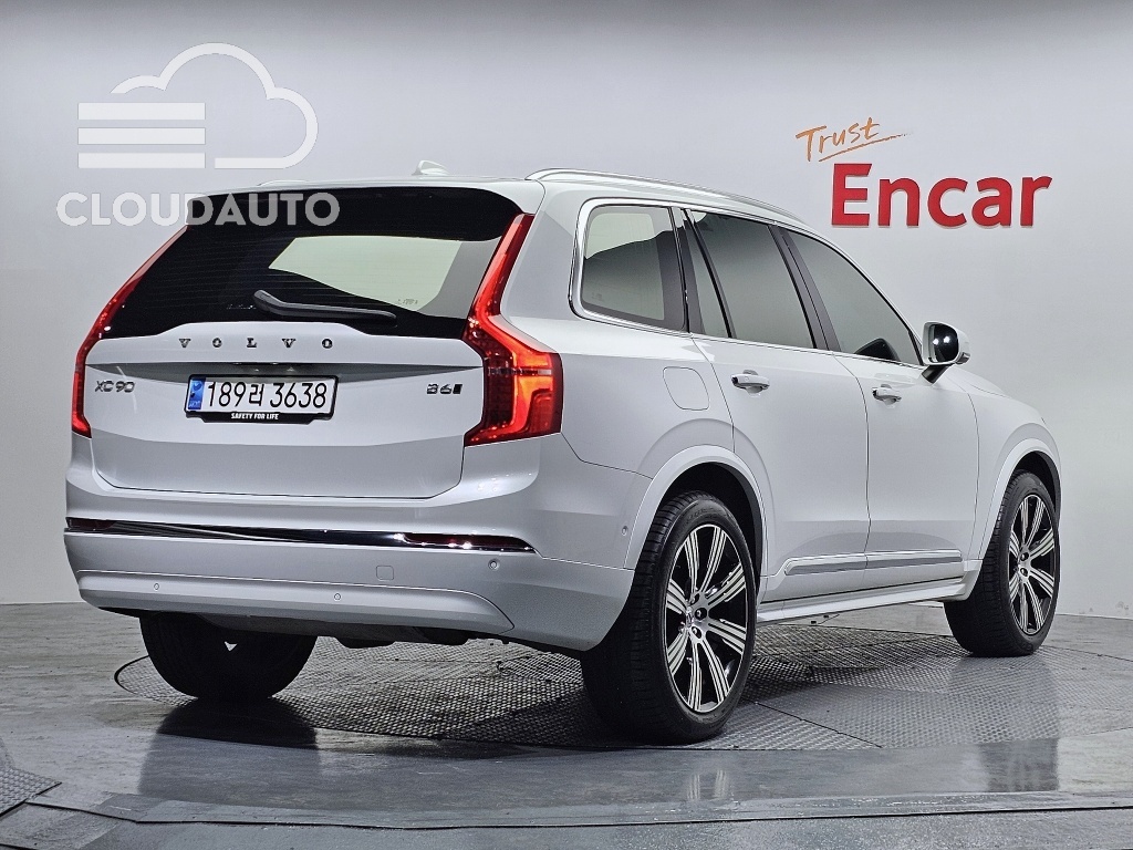 2023 Volvo XC90 B6 - Image 2