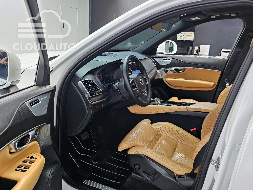 2023 Volvo XC90 B6 - Image 10