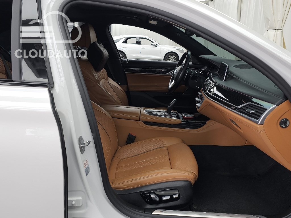 2018 BMW 7 Series 740d xDrive M Sports - Image 11
