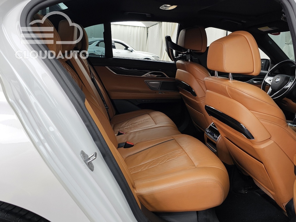 2018 BMW 7 Series 740d xDrive M Sports - Image 12