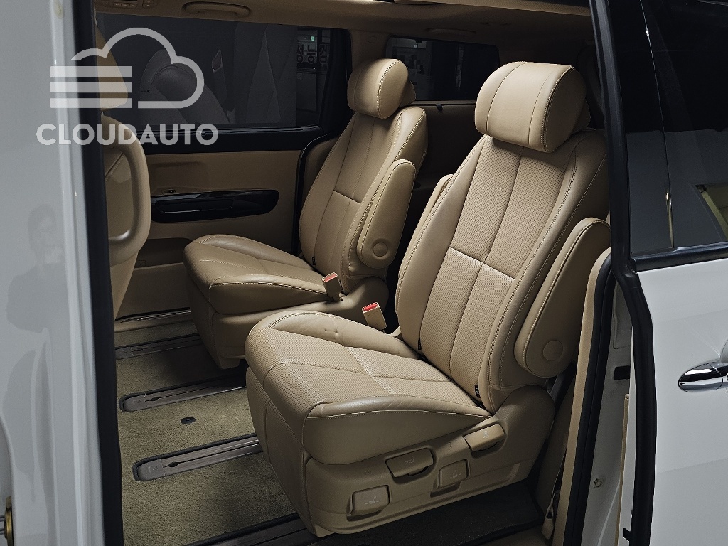 2019 Kia Carnival Gasoline 7 - Image 12