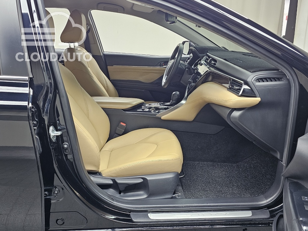 2020 Toyota Camry 2.5 LE Hybrid - Image 11