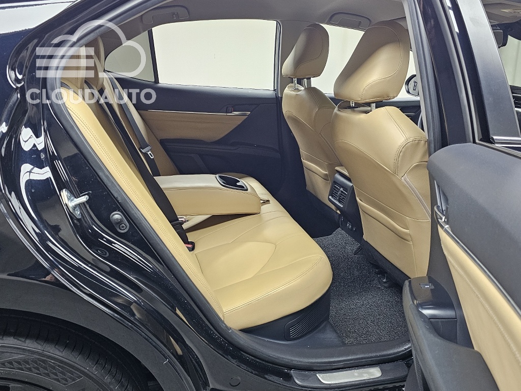 2020 Toyota Camry 2.5 LE Hybrid - Image 12