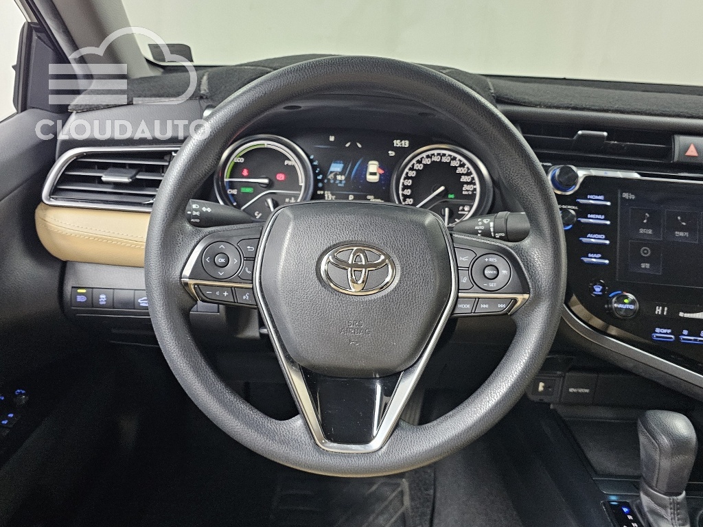 2020 Toyota Camry 2.5 LE Hybrid - Image 13