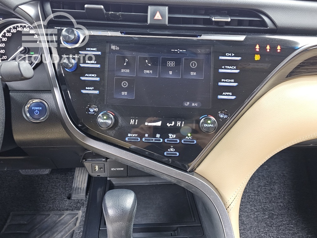 2020 Toyota Camry 2.5 LE Hybrid - Image 17