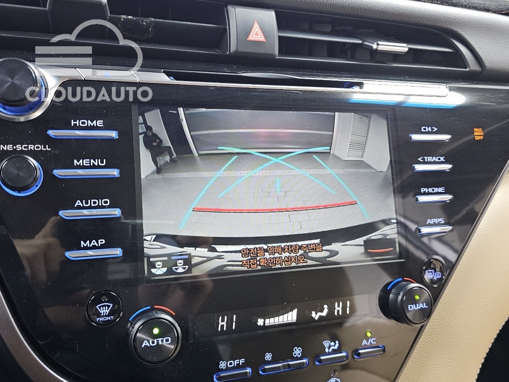 2020 Toyota Camry 2.5 LE Hybrid - Image 18