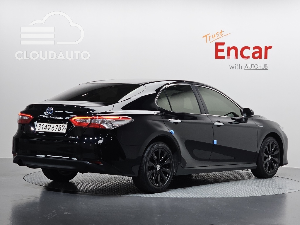 2020 Toyota Camry 2.5 LE Hybrid - Image 2