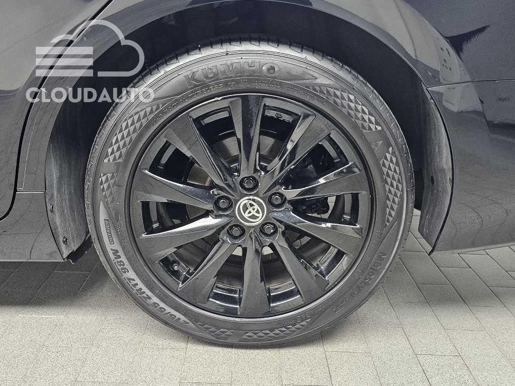 2020 Toyota Camry 2.5 LE Hybrid - Image 5