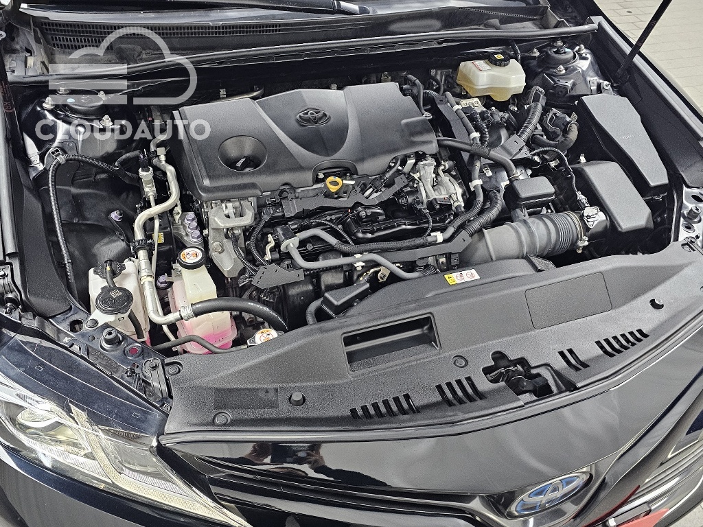 2020 Toyota Camry 2.5 LE Hybrid - Image 6