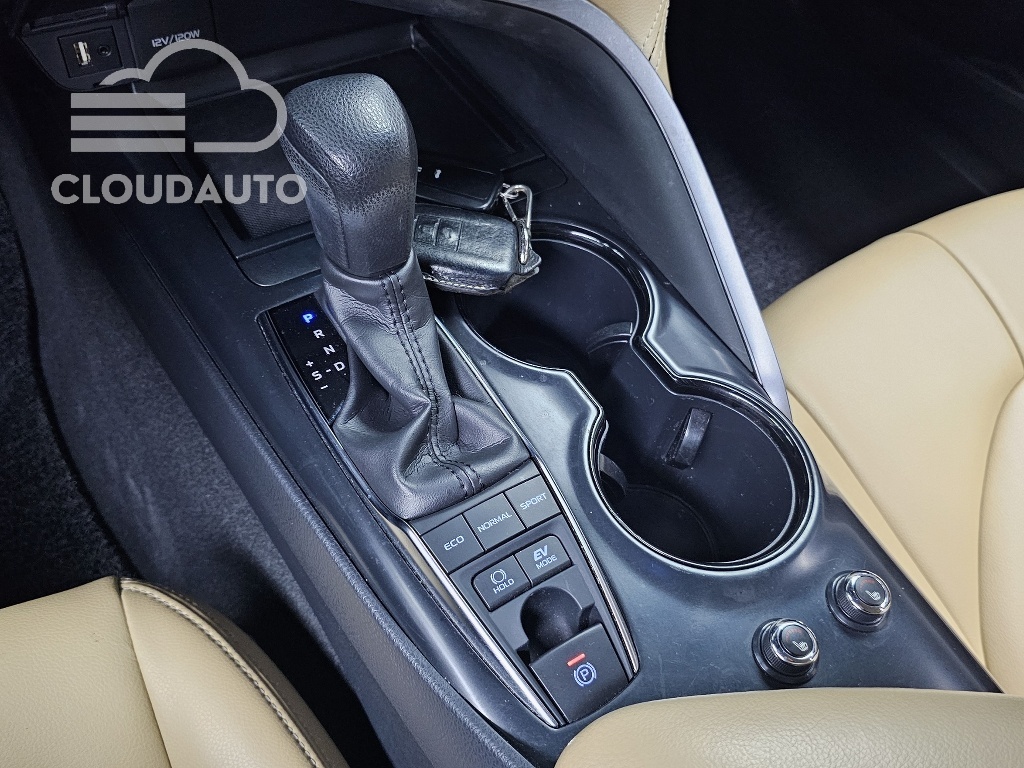 2020 Toyota Camry 2.5 LE Hybrid - Image 9