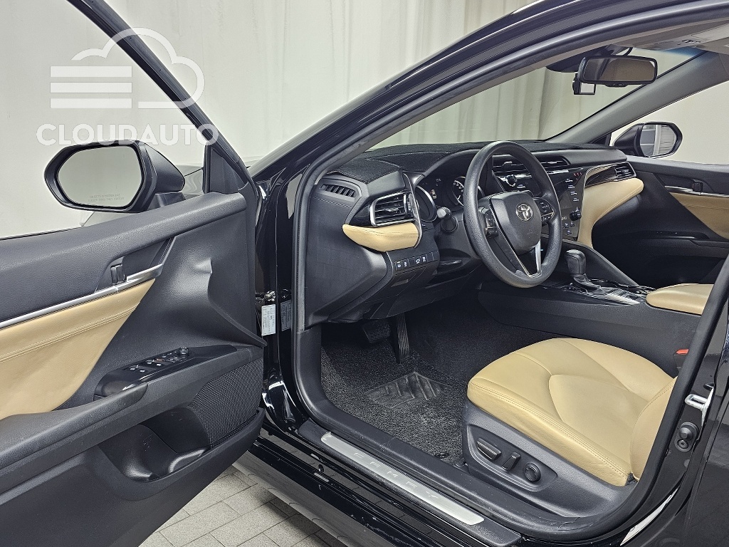 2020 Toyota Camry 2.5 LE Hybrid - Image 10