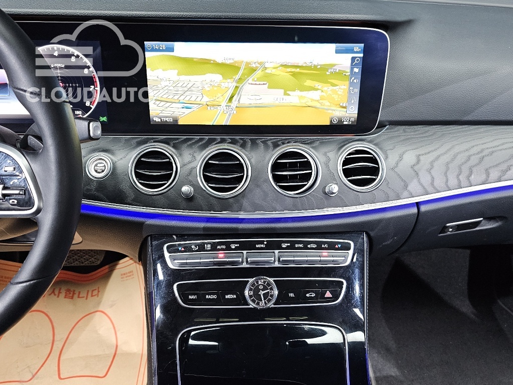 2019 Mercedes-Benz E-Class E300 4MATIC - Image 13
