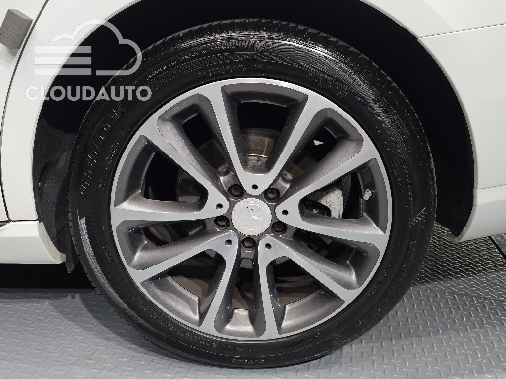 2019 Mercedes-Benz E-Class E300 4MATIC - Image 21