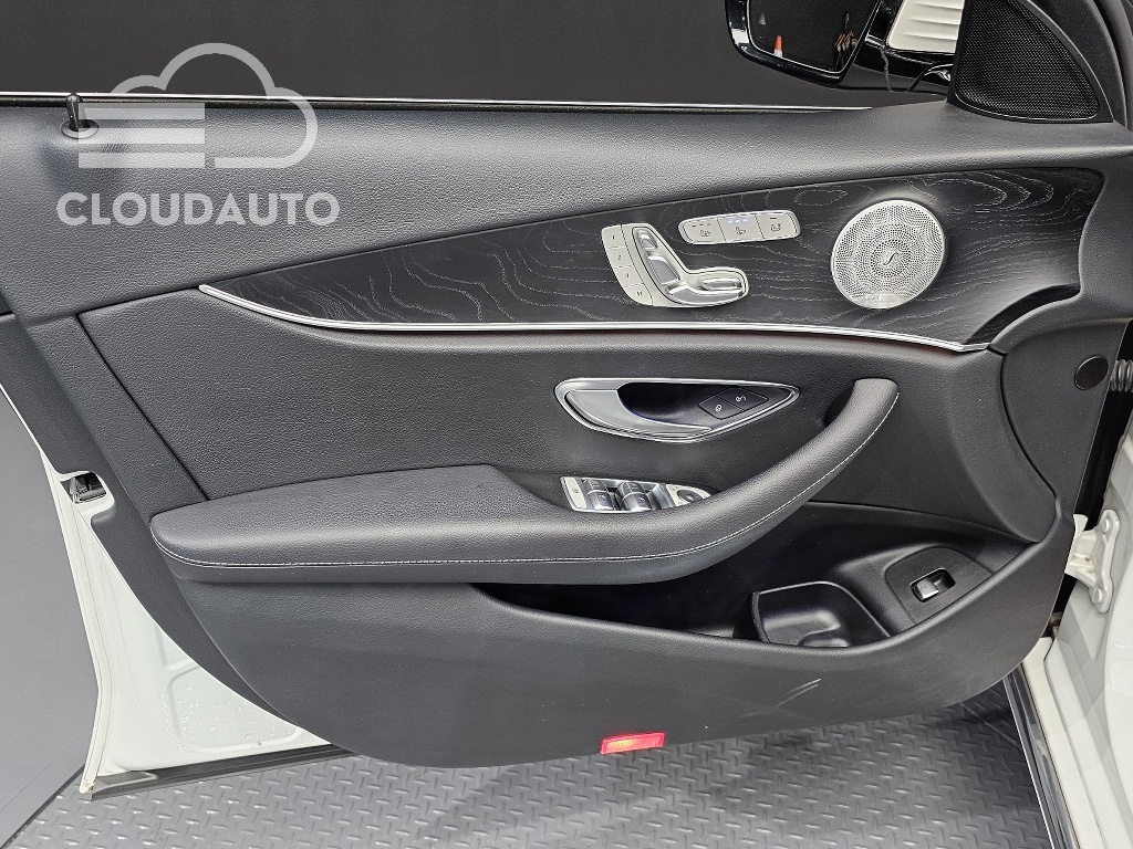 2019 Mercedes-Benz E-Class E300 4MATIC - Image 24