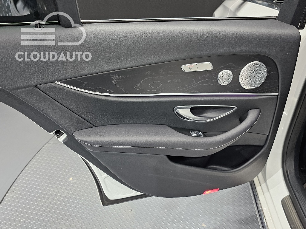 2019 Mercedes-Benz E-Class E300 4MATIC - Image 25