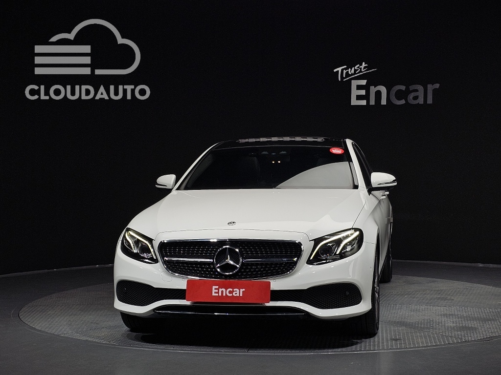 2019 Mercedes-Benz E-Class E300 4MATIC - Image 3