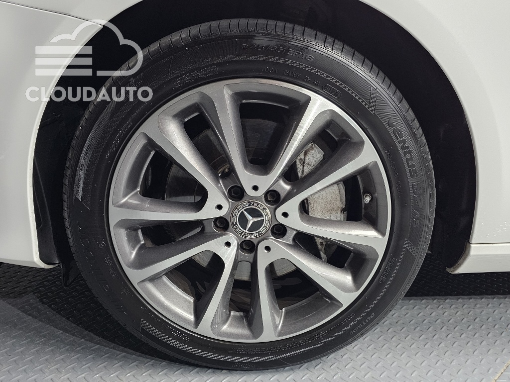 2019 Mercedes-Benz E-Class E300 4MATIC - Image 5