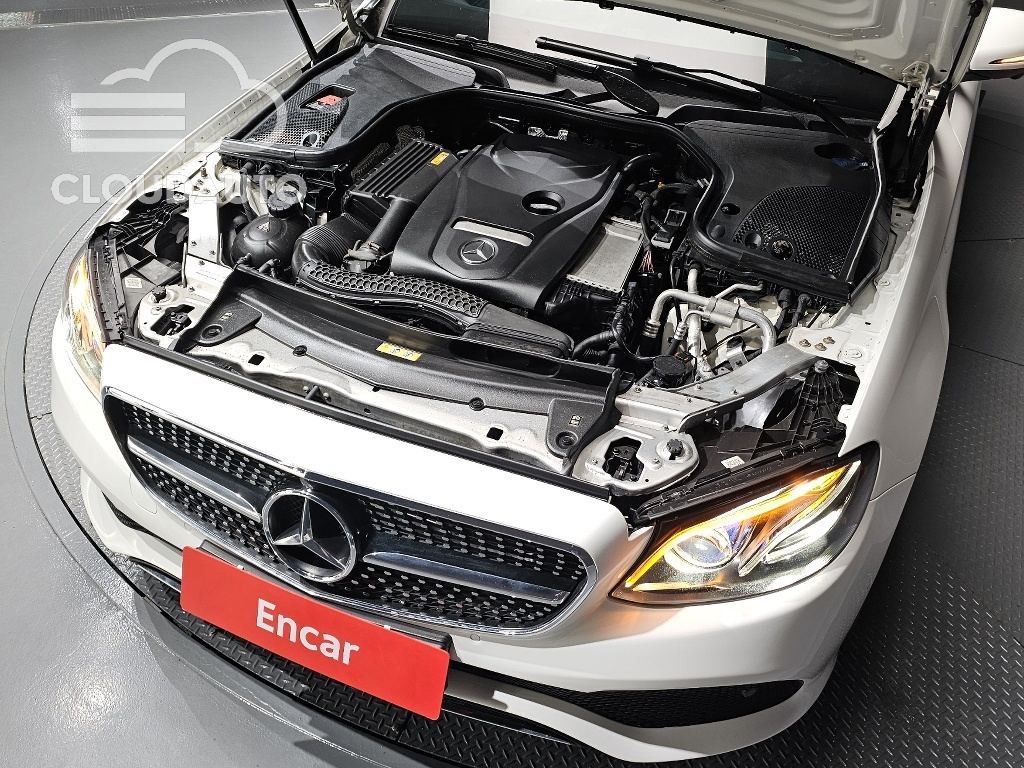 2019 Mercedes-Benz E-Class E300 4MATIC - Image 6