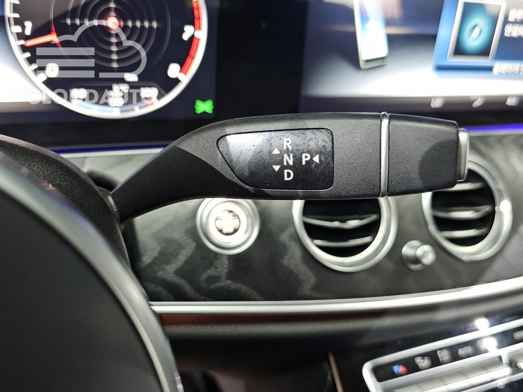 2019 Mercedes-Benz E-Class E300 4MATIC - Image 9