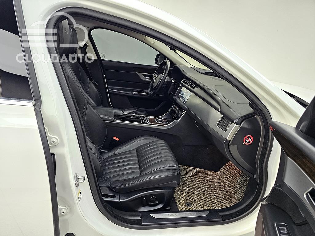 2017 Jaguar XF 20d - Image 11