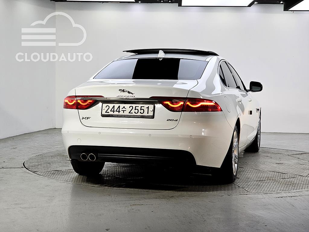 2017 Jaguar XF 20d - Image 3