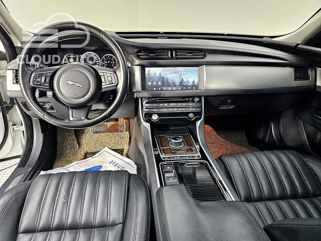2017 Jaguar XF 20d - Image 5