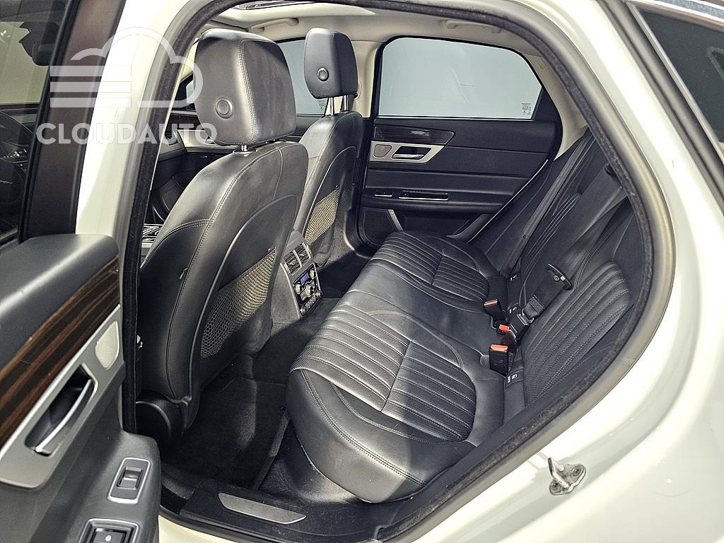 2017 Jaguar XF 20d - Image 9
