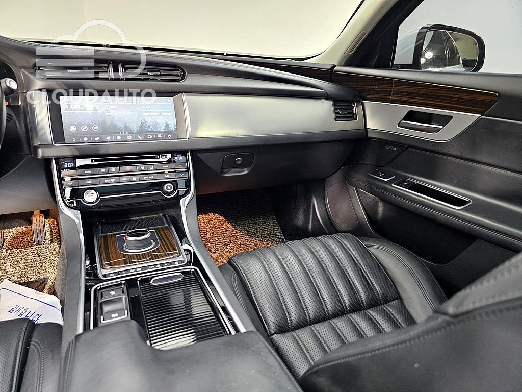2017 Jaguar XF 20d - Image 10